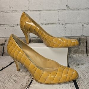 VINTAGE BCBG MUSTARD YELLOW CROC EMBOSSED PATENT LEATHER HEELS WOMENS SIZE 7.5